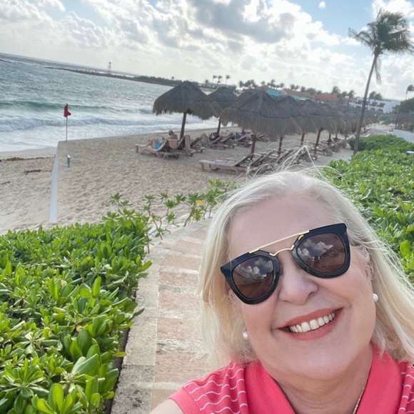 Meet your Posher, Flavia - Picture 1 of 1